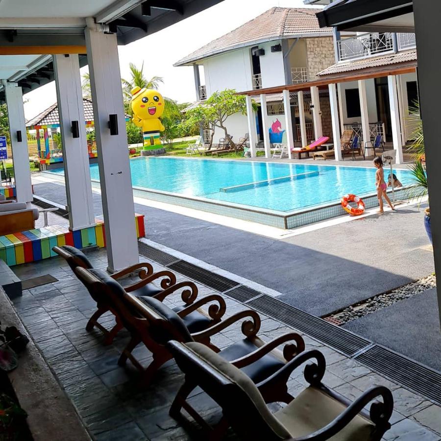 Alia Residence Business Resort Padang Mat Sirat Exterior foto