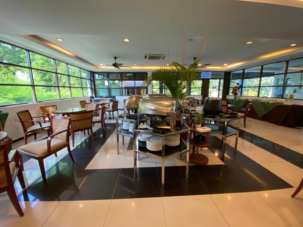 Alia Residence Business Resort Padang Mat Sirat Exterior foto