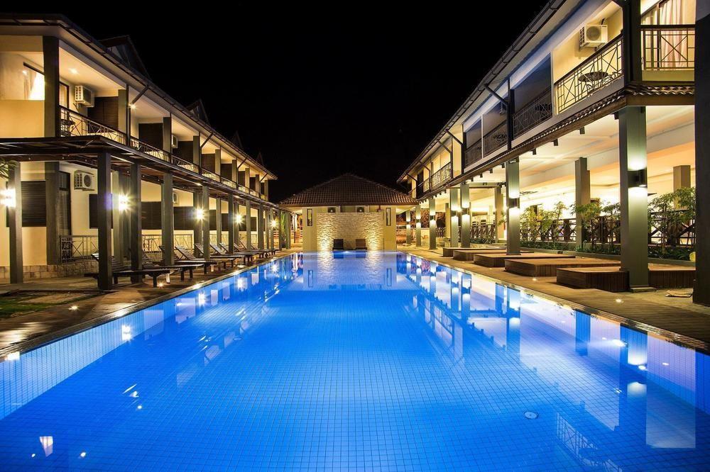 Alia Residence Business Resort Padang Mat Sirat Exterior foto
