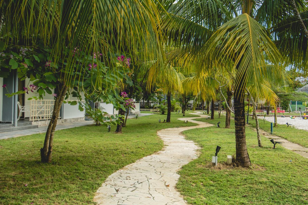 Alia Residence Business Resort Padang Mat Sirat Exterior foto