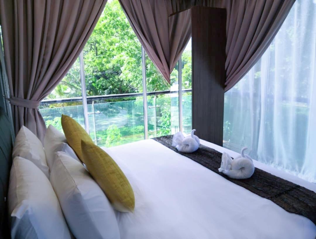 Alia Residence Business Resort Padang Mat Sirat Exterior foto