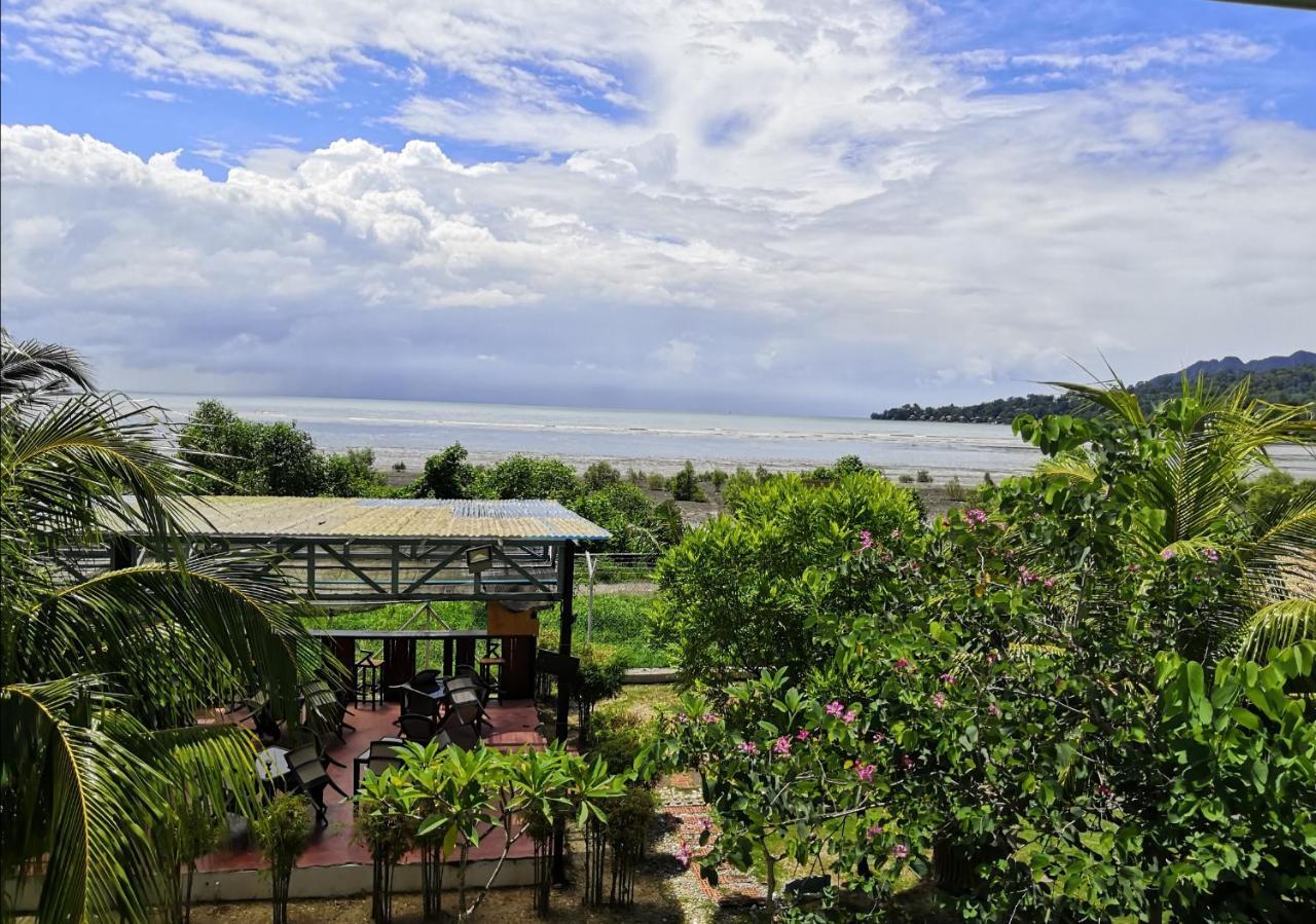 Alia Residence Business Resort Padang Mat Sirat Exterior foto